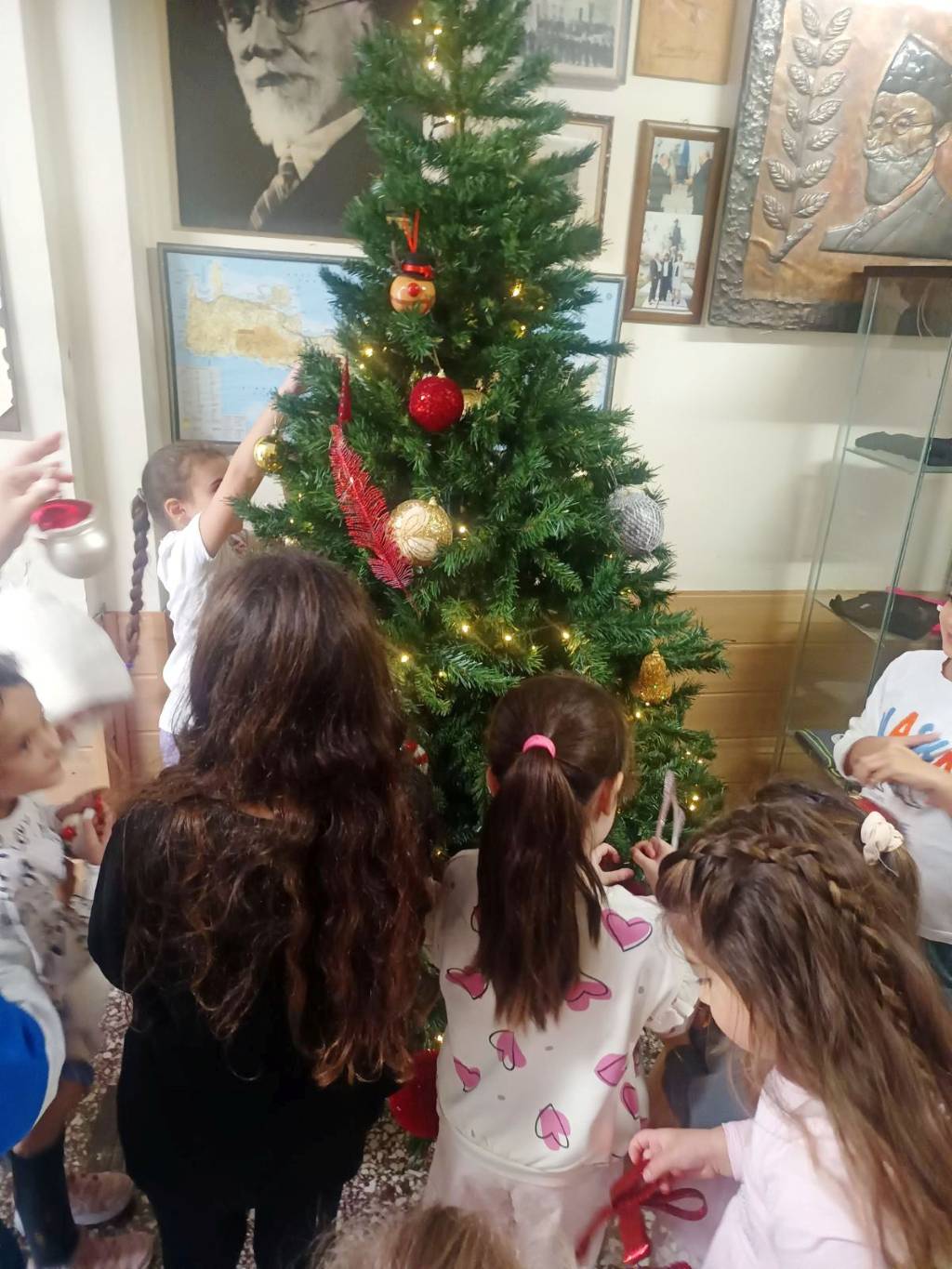 Στόλισαν το δέντρο οι νεαροί μαθητές των χορευτικών τμημάτων της Ένωσης Κρητών