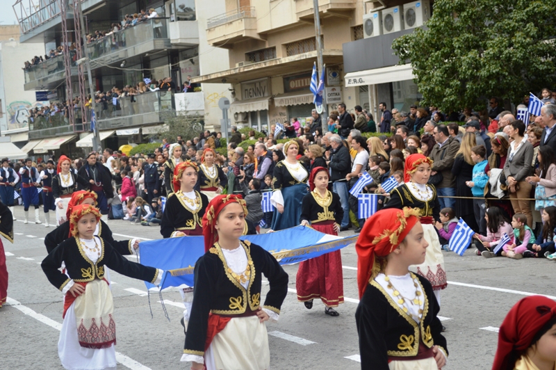 Βροντερό παρών της Ένωσης Κρητών Νέας Σμύρνης στην παρέλαση της Εθνικής επετείου