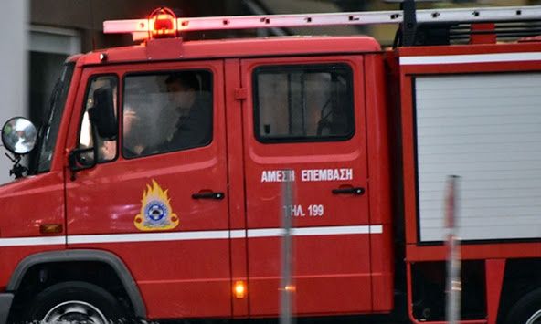 Φωτιά σε διαμέρισμα στη Νέα Σμύρνη -Εκκενώθηκε η πολυκατοικία, απεγκλωβίστηκε άτομο από την ταράτσα