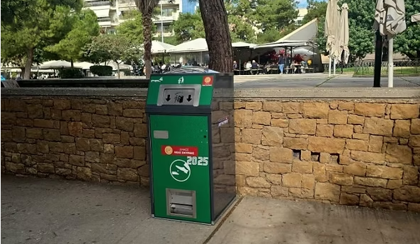 Καινοτομία στην Καθαριότητα: Αυτοσυμπιεζόμενοι Ηλιακοί Κάδοι στην Πλατεία Νέας Σμύρνης