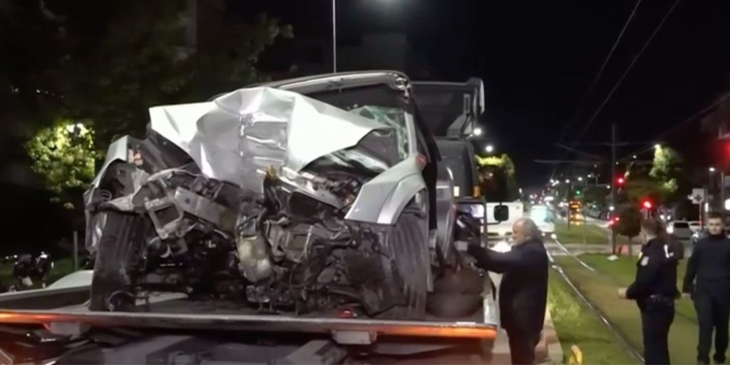 Νέα Σμύρνη: Σοβαρό τροχαίο με δύο τραυματίες στις γραμμές του Τραμ – αποκλειστικές φωτογραφίες