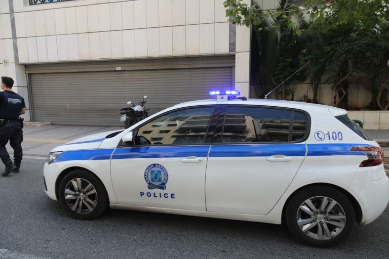 Kαταδίωξη στη Νέα Σμύρνη: Συνελήφθησαν 16χρονοι με κλεμμένη μηχανή