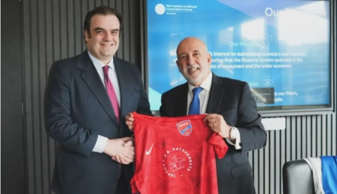 Κυριάκος Πιερρακάκης: Έκανε δώρο τη φανέλα του Πανιωνίου στον διοικητή της Τράπεζας της Ιρλανδίας, Γκαμπριέλ Μακλούφ